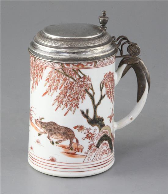 A Chinese export Rouge de fer and gilt porcelain mug, c.1730, with 18th/19th century German silver hinged cover, total height 15cm